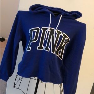 Crop top sweat shirt.